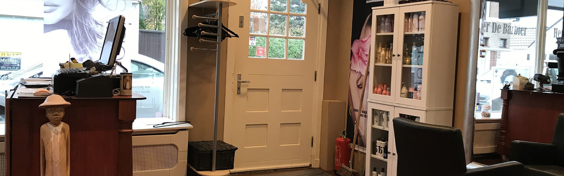 Klassieke barbierstoelen en houten kast in de salon